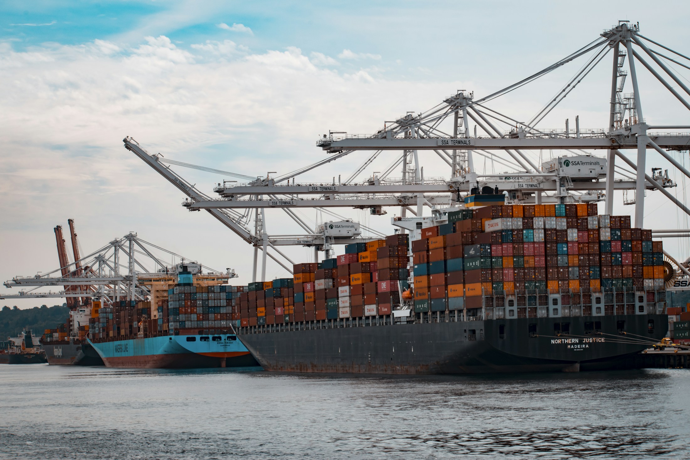 Buque portacontenedores y operaciones de carga en puerto